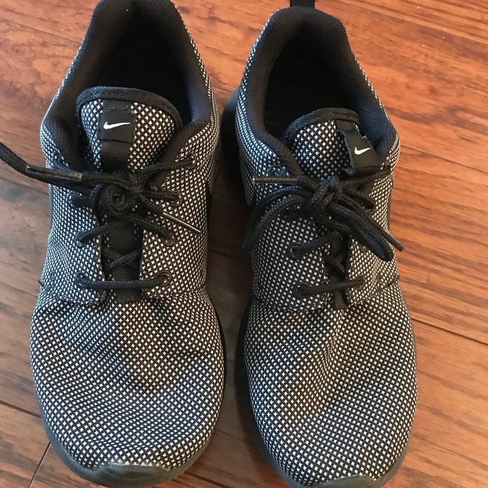 Nike tennis shoe. Size 7.5.